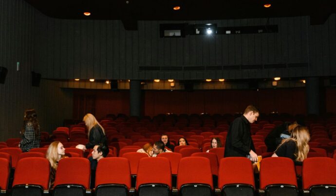 What to Eat When You’re Watching a Thriller (Without Ruining the Mood)